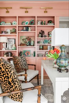 Work from home chic office Mantel Styling, Bookcase Styling, Styling Home, Bookshelf Styling, Office Guest Room, Wallpaper Trends, Office Inspo, Eclectic Home