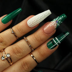 #nail #art #nailart #winter #winternails #green #greennails #simple #simplenails #christmas #christmasnails Unghie Nail Art, Christmas Gel Nails, Christmas Nails Acrylic, Christmas Nail, Coffin Nails Designs, Classy Nails, Christmas Nail Art