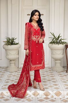 Elegant Pakistani Salwar Kameez in Red Shade Batik Print Dress, Lehenga Jewellery, Saree Sale, Organza Sleeves, Lehenga Style, Pakistani Fancy Dresses, Pakistani Salwar Kameez, Chiffon Collection, Embroidered Chiffon