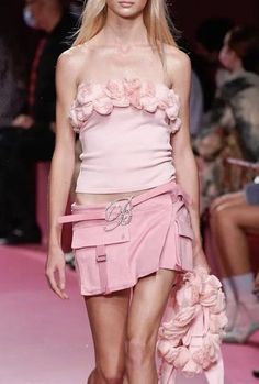 Pink Runway Looks, Pink Runway Fashion, Pink Runway, Models Backstage, Runway Fashion Couture, Runway Outfits, Pink Outfits, Y2k Fashion, Colorful Fashion