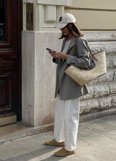 Outfits Wardrobe, Corporate Girly, Birkenstock Outfit, Cream Trousers, Work Fits, Paris Mode, Outfit Trends, Looks Chic