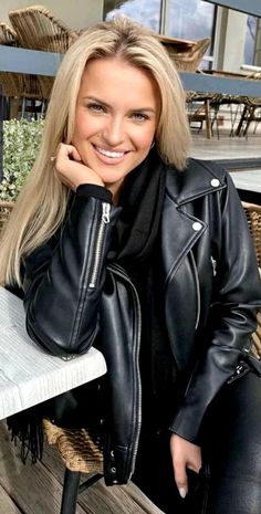 Womens Leather Jacket Outfit, Pvc Leggings, Leather Tights, Leather Dress Women, Leather Jacket Girl, Latex Leggings, Leather Jacket Style, Shiny Leggings, Leather Jacket Outfits