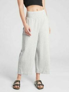 Athleta Free Flow Culotte Pant #531320 Light Grey Heather (FIRST PICTURE) SIZE XS NEW WITH TAGS $79.00 FIT & SIZING Semi-fitted with a mid-rise waistband that holds you in Inseam: Regular: 23.5" Petite: 22" Tall: 25.5" PRODUCT DETAILS FOR: Layering up to and from the gym or studio workouts FEEL: Soft fabric in a new wide leg crop FAVE: Side hand pockets #531320 FABRIC + CARE Tencel/Cotton/Lenzing Modal/Spandex EASY CARE. Just throw in the wash and dry without a second thought Machine wash and dr Athleta Studio Wide Leg Pant, Cropped Sweatpants, Culotte Pants, Wide Leg Cropped Pants, Fitness Studio, Black Women Fashion, Minimal Fashion, Cropped Pants, Chic Style