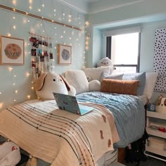 pitt college blue pretty aesthetic dorm room 2022 Stony Brook University Dorms, Pitt Dorm Room, Girls College Dorm Room Ideas, Dorm Room Vintage, Pitt College, Vintage Dorm Room, Room Aesthetic Vintage, Room Ideas Vintage, Vintage Dorm