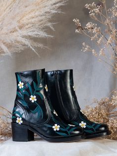 Western Boots Outfit, Flower Boots, Bohemian Soul, Western Cowgirl, Black Flower, Cowboy Western, 70s Vintage, Mode Inspo