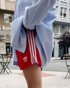 Basketball Shorts Outfit, Adidas Shorts Women, Look Adidas, Look Short, Shorts Outfits, Adidas Outfit, Adidas Shorts, Red Adidas