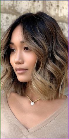 Transform your appearance with 32 long bob hairstyles. These cuts are perfect for adding an elegant yet easy-to-maintain element to your personal style portfolio. Chinese Bob, Bob Lung, Bob Color, Subtle Blonde Highlights, Mom Hair, Hairstyles 2024, Black Hair With Highlights