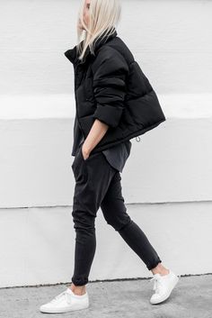 The Only 11 Pieces of Outerwear You'll Ever Need | Fashion Food Fotos Saturday Fashion, Puffa Jacket, Weekend Mode, Minimalist Moda, Woman In Black, Looks Street Style, Outfit Trends, Look Vintage, Mode Vintage