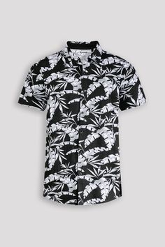 This short-sleeve button-up shirt features a sleek tropical leaf pattern in black and white. Perfect for adding a touch of sophistication to any outfit. Made with high-quality materials for a comfortable and stylish look. Boost your wardrobe with this versatile and trendy shirt. 95% Cotton 5% Spandex Machine wash cold, Tumble dry low, Wash with like colors, Do not bleach. Imported B4WS707 Size Chart Size S M L XL XXL Chest (inches) 36.5 - 38.5 38.5 - 40.5 40.5 - 42.5 42.5 - 44.5 44.5 - 46.5 Meas Tropical Leaf Pattern, Sleeveless Tee, Tropical Leaf, Trendy Shirts, Short Sleeve Button Up, Denim Pant, European Style, European Fashion, Leaf Pattern