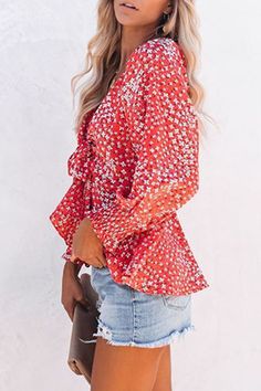 Details: Material: Polyester Style: Elegant. Fashion Pattern Type: Floral Element: Flounce. Strap Design Neckline: V Neck Sleeve Style: Fungus Sleeve Sleeve Length: Long Sleeve Type: Full Print Size(in) Length Shoulder Width Bust S 20.9 14.6 36.2 M 21.3 15 37.8 L 21.7 15.4 39.4 XL 22 15.7 40.9 2XL 22.4 16.1 42.5 Tips: Due to the many variations in monitors. the color in the image could look slightly different. please take physical design and color shall prevail. Please allow 0.4"-1" differs due to manual measurement. Fashion Elegant, Daily Dress, Strap Design, Elegant Floral, Fashion Pattern, Style Elegant, V Neck Tops, Fashion Tops, Elegant Fashion