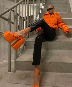 8 looks com sapatos plataforma para apostar na trend » STEAL THE LOOK Valerie Sanders, Here Style, Orange Fits, Strappy High Heels Sandals, Orange Outfit, Heels Outfits, Instagram Foto, Sanders