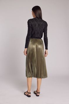 Prepare to captivate every eye in the room with our enchanting Esther Metallic Accordion Pleated Skirt – the ultimate statement piece for your most special occasions. As you move, the accordion pleats gracefully sway and glisten, leaving an indelible impression. Crafted from Luxe Metallic Lamé, this skirt ensures you're effortlessly chic and confident in the crowd. With a soft elastic waistband, you'll experience both secure and all-day comfort during your holiday and New Year celebrations. Midi Accordion Pleated Skirt, Accordion Pleats, Textured Top, In The Room, Mock Neckline, Pleated Pants, Dress With Cardigan, Chic Design, Types Of Collars