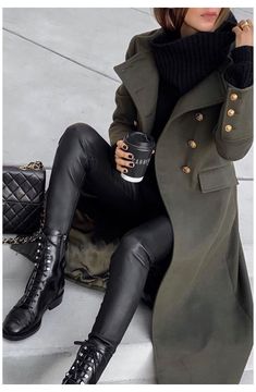 Fall Transition Outfits, Transition Outfits, Black Leather Pants, Neue Outfits, Looks Chic, Winter Fashion Outfits, Audrey Hepburn