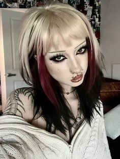 Goth Hair, Scene Outfits, Dyed Hair Inspiration, Hair Inspiration Short, Punk Hair, Emo Hair, Pretty Hair Color, Hair Stylies, Hair Haircuts