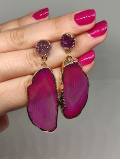 Elevate your style with our exquisite raw agate and quartz statement earrings.  Agate promotes balance, while quartz amplifies energy. 🔸Nickel-free 🔸10mm quartz + 40mm agate  🔸Color may vary according to lighting 🔸Gold filled We offer  🔸Fast shipping  🔸Free shipping  🔸Polishing cloth  🔸Free item on orders of 100€ 🔸Gift box 🎁 🔸Great customer service Agate Gemstone Dangle Earrings, Pink Drop Earrings With Gemstone Accents, Natural Stone Earrings For Party, Agate Drop Earrings, Agate Gemstone Drop Earrings, Magenta Earrings, Hot Pink Earrings, 100 Gift, Geode Earrings