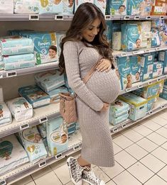 Ei ciao a tutti lettori/ lettrici!! Spero che la mia storia vi piacci… #teenfiction # Teen Fiction # amreading # books # wattpad Elegant Maternity Outfits, Prego Outfits, Winter Maternity Outfits, Pregnancy Belly Photos, Trendy Maternity Outfits, Belly Photos, Baby Bump Style, Dresses For Pregnant Women, Beautiful Pregnancy