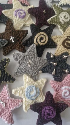 several crocheted stars are arranged on a white surface with the numbers six and seven