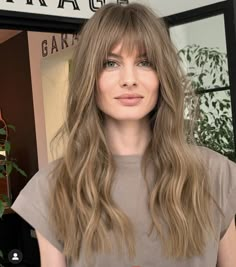 Dirty Blonde Hair Bangs, Long Hair Bangs Round Face, Fringe Bangs With Long Hair, Blended Bangs, Celebrities With Bangs, Elizabeth Olsen Hair, Long Hair Vs Short Hair, Natural Auburn Hair, Κούρεμα Bob