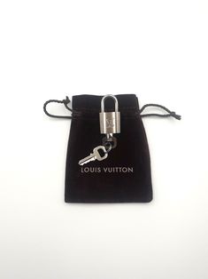 Vintage Luxury Padlock Brand: Louis Vuitton Paris Made in France Circa: 1990 Model 300 with 2 keys Material: Metal Silver color Dimensions: 3.5 cm in length 2 cm wide Suitable for suitcase, handbag... Condition: Very good, very little used The condition of this vintage Louis Vuitton brand padlock is very good. Shipping is fast and careful with quality packaging The package will be shipped as soon as possible with a tracking number which will be communicated to you upon delivery to the carrier. F Louis Vuitton Official Jewelry, Louis Vuitton Key Chain, Louis Vuitton Lockme, Louis Vuitton Accessories Key Chains, Louis Vuitton Necklace Lock, Louis Vuitton Paris, Louis Vuitton Vintage, Vintage Louis Vuitton, Luxury Store