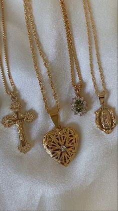 Mexican Jewelry Necklaces, Cute Dainty Jewelry Gold, Gold Jewellery Aesthetic Necklaces, Vicente Westwood Necklace, Cute Jewelry Necklaces Gold, Copy And Paste Latina Jewelry, Heart Locket Necklace Aesthetic, Stacked Jewelry Necklaces, Vintage Jewellery Aesthetic