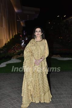 Neeta Ambani snapped at Isha Ambani's Holi house Party #celebrity #celebritystyle #outfitinspiration #fashioninspiration #style #fashion #ootd Neeta Ambani Suits, Prom Outfits For Guys, Isha Ambani, Holi Party, Function Dresses, Dressing Ideas, Handmade Fabric Bags