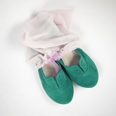 "These emerald green oxfords are so beautiful and super comfortable! Whether you will have them as bridal shoes for your wedding day or as everyday favourite flats, these unique shoes will make you feel so special! ► Handmade to order oxfords, I will be delighted to personally handcraft a pair especially for you! ► Upper in buttery emerald aqua green Italian leather ► See them in red: https://www.etsy.com/listing/120360260/oxfords-shoes-women-leather-oxfords ► See them in Blue: https://www.etsy. Green Flats With Rubber Sole And Round Toe, Green Closed Toe Flats With Rubber Sole, Spring Green Ballet Flats With Round Toe, Elegant Green Low Heel Flats, Elegant Green Almond Toe Oxfords, Green Ballet Flats With Flat Heel, Elegant Green Slip-on Oxfords, Green Flats With Almond Toe And Leather Sole, Green Round Toe Wedding Shoes