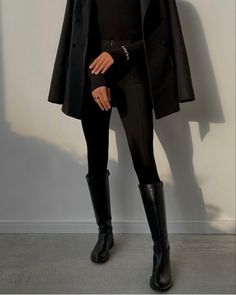 Black Boots Outfit Winter, Long Black Boots Outfit, Elegant Old Money Outfits, Old Money Outfits For Women, Long Boots Outfit, Old Money Outfits Women, Long Black Boots, Old Money Fashion, Outfit Botas