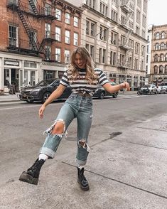 imagina você participando do maior grupo pop mundial?! Fanfic na qual… #fanfic # Fanfic # amreading # books # wattpad Skirts With Vans Outfits, Edgy Summer Outfits, Black And White Outfit, Edgy Chic, Boys Summer Outfits, Trik Fotografi, Sweet Messages, Urban Chic