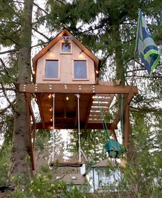 a tree house in the middle of some trees