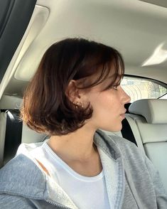 Tashi on Instagram: “🤎 life lately” Really Short Hair, Chin Length Hair, Hair Inspiration Short, Haircuts Straight Hair, Short Hair With Bangs, Short Hair Haircuts, Cut My Hair, Hair Inspo Color, Trendy Short Hair Styles