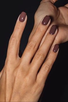 Dark Summer Nail Colors, Tan Jumper Outfit, Warm Tone Nail Colors, Fall Nails 2024 Brown, Squoval Nails Winter, Nails On Brown Skin Hands, Fall Nail Colors Brown Skin, Gel Nails Tan Skin, Nail Inspo For Brown Skin