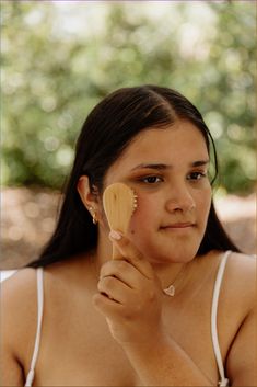 Facial brushing helps to activate your lymphatic system and increase blood flow to the skin. Benefits of dry brushing include: Brighten complexion to bring immediate glow Reduce puffiness and dark circles Detoxify to help clear congestion Promote firm skin Gently exfoliate and stimulate cellular turnover How to Use: For best results, use on dry skin every morning. Use gentle upward motions, away from your heart to encourage circulation. Brush from your chin to your hairline on one side of the fa Facial Dry Brushing, Skin Mapping, Benefits Of Dry Brushing, Dry Brushing Skin, Increase Blood Flow, Minimalist Skincare, Firm Skin, Facial Brushes, Winter Skin Care