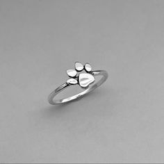 925 Sterling Silver Height: 8mm Can Be Worn: On Multiple Fingers And Midi Ring Symbolizes: Moving Forward, Pets, Strength, Power, And The Ability To Protect Cute Jewelry Silver, Red Crystal Ring, Rose Gold Heart Ring, Black Sapphire Ring, Feather Ring Silver, Paw Print Ring, Paw Ring, Birthstone Engagement Rings, Amethyst Birthstone