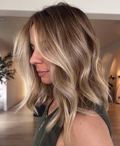 Medium Brown Summer Hair, Medium Bronde Balayage, Brunette To Blonde Balayage Hair Medium, Blonde Highlights Ideas For Brunettes, Bronde Shag Medium, Short Dark Blonde Balayage, Old Money Brunette Bronde, Mousy Brown Hair With Blonde Highlights, Dark Blonde Hair With Dark Roots