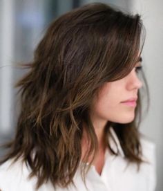 Bruin Shag-kapsel voor halflang haar Medium Brunette Hair, Medium Shag Haircuts, Medium Layered Hair, Medium Length Hair With Layers, Natural Wavy Hair, Shag Hairstyles, Shoulder Length Hair Cuts, Long Brown Hair, Haircut For Thick Hair