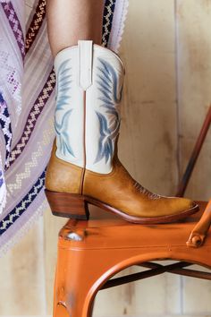 Samantha Crème Miron Crosby Women's Midi. Miron Crosby's classic midi boot reinvented and softened in an ombrè blue embroidery. Miron Crosby, Cowboys Boots, Women's Cowboy Boots, Womens Tall Boots, Classic Cowboy, Texas Girl, Luxury Women Fashion, Blue Embroidery, Cowboy Boots Women