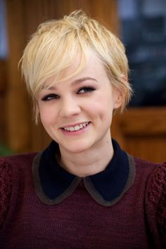 25 Flattering Short Hairstyles for Round Face Shapes Blonde Platine, Pixie Cut Round Face, Long Pixie Cut, Haircuts Trendy, Short Hair Cuts For Round Faces, Longer Pixie Haircut, Long Pixie Cuts, Carey Mulligan