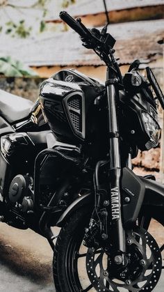 a black motorcycle parked in front of a building