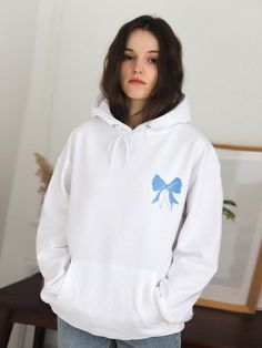 BONIEE is a clothing brand that seeks to capture daily life in goods with the slogan ‘stories are melted in our goods’.- Lovely ribbon graphic printing on the back- Soft touch cotton used hoodie- Great to match with any types of bottom- Comfortable to wear Ribbon Graphic, White Hoodie, Daily Life, Clothing Brand, Ribbon, How To Wear, White, Clothes