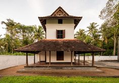 Traditional house conserved by Benny Kuriakose and Associates Traditional Kerala House, Central Courtyard, Kerala House, Modern Cupboard Design, Freedom Fighter, Four Rooms, Colonial Style Homes