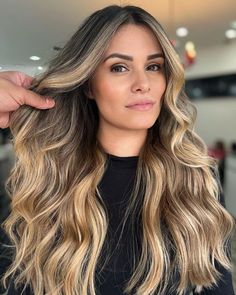 Ailton Araujo ✨ on Instagram: "#loirosperfeitos #joicobrasil #blondehair #wellaprofessional #análiafranco #tatuapemooca #trusshair #lorealprofessionnel #loirosbh #loirossaudaveis #castanhosiluminados🌰🍯🍂🍯🌰🍂 #cadveuprofissional #lourosperfeitos" Hair Colour Trends, Face Framing Hair, Truss Hair, Balayage Ombré, Hair Color Streaks, Gorgeous Hair Color, Colour Trends, Brown Hair With Blonde Highlights, Beautiful Hair Color