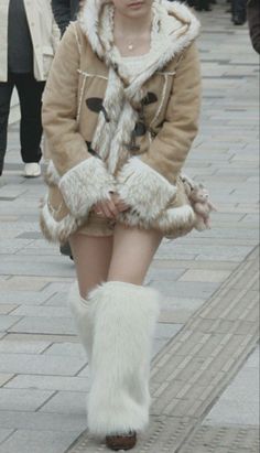 Ugg Outfit Ideas, Winter Footwear, Most Paused Movie Scenes, 일본 패션, Versatile Shoes, Gyaru Fashion, 2000s Fashion Outfits, Midi Skirts