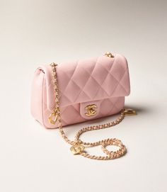 Moda Chanel, Fashion Chanel, Chanel Official Website, Couture Mode, Pink Chanel, Chanel Model, Heart Chain, Cross Bag, Pink Champagne