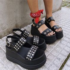 Alt Shoes, High Heel Sandals Platform, Cute Luggage, African Print Dress Designs, Fashion Shoes Sandals, Look Short, Hot Shoes, Painted Shoes, Crazy Shoes