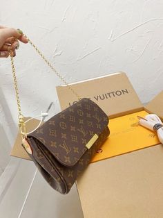 Designer Handbags Louis Vuitton, Sac Louis Vuitton, Top Handbags, Fancy Bags, Pretty Bags