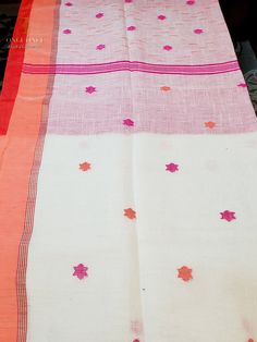 This Kora (Beige) base pure organic linen Jamdani saree has Ganga-Jamuna paar (two different colors of borders) with intricately weaved small floral work all over the body giving the ultimate sophisticated look. All over work and lightweight are the key highlight of this saree prefect for any occasion. This beige body with pink-orange border saree is a must to add to your collection. This Saree is made up of pure organic linen derived from Flex plans, which makes this saree softer and breathable Red White Jamdani Saree, Border Saree, Floral Work, Jamdani Saree, Rose Orange, Organic Linens, Blouse Piece, Wedding Wear, Pink Orange