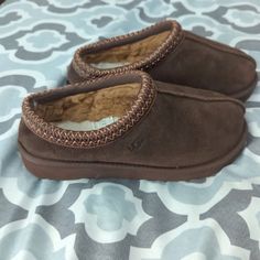 #need Dark Brown Tasman Uggs Outfit, Dark Brown Tasman Uggs, Brown Tasman Uggs, Dark Brown Uggs, Uggs Tasman, Brown Uggs, Cute Uggs, Ugg Booties, Short Winter Boots