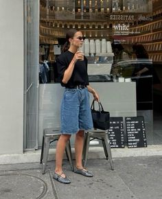 Summer 2024 Fashion Trends, Bermuda Shorts Outfit, Summer 2024 Fashion, Jean Short Outfits, 2024 Fashion Trends, Quoi Porter, Mum Fashion, Effortlessly Chic Outfits, Outfit Trends