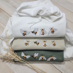 Really soft and comfortable embroidered unisex hooded sweatshirt with a cute bees embroidered on it made of high quality! Each hoodie is made in the size and color of your choice, with a unique design. I suggest you use your usual size for a better fit or choose a size for a looser fit.   Hoodies in unisex style with unique design the perfect gift for your best friend, loved one or your new favorite crewneck hooded sweatshirt for autumn, winter, spring and even cool summer!  Production. They are Casual Hooded Hoodie With Machine Embroidery, Cotton Hoodie With Machine Embroidery, Hooded Cotton Sweatshirt With Machine Embroidery, White Embroidered Hooded Hoodie, Cute Bees, Hoodie Cute, Themed Gifts, Embroidered Heart, Embroidered Baseball Caps