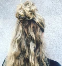 Half-up, half-down bun hairstyles are everywhere. Get inspired and discover the 7 easy ways you can wear them in 2019. Half Down Bun Hairstyles, Down Bun Hairstyles, Regular Braid, Half Up Half Down Bun, Down Bun, Bun Hairdo, Bun Ideas, Braid Half Up Half Down, Half Up Half Down Hairstyle